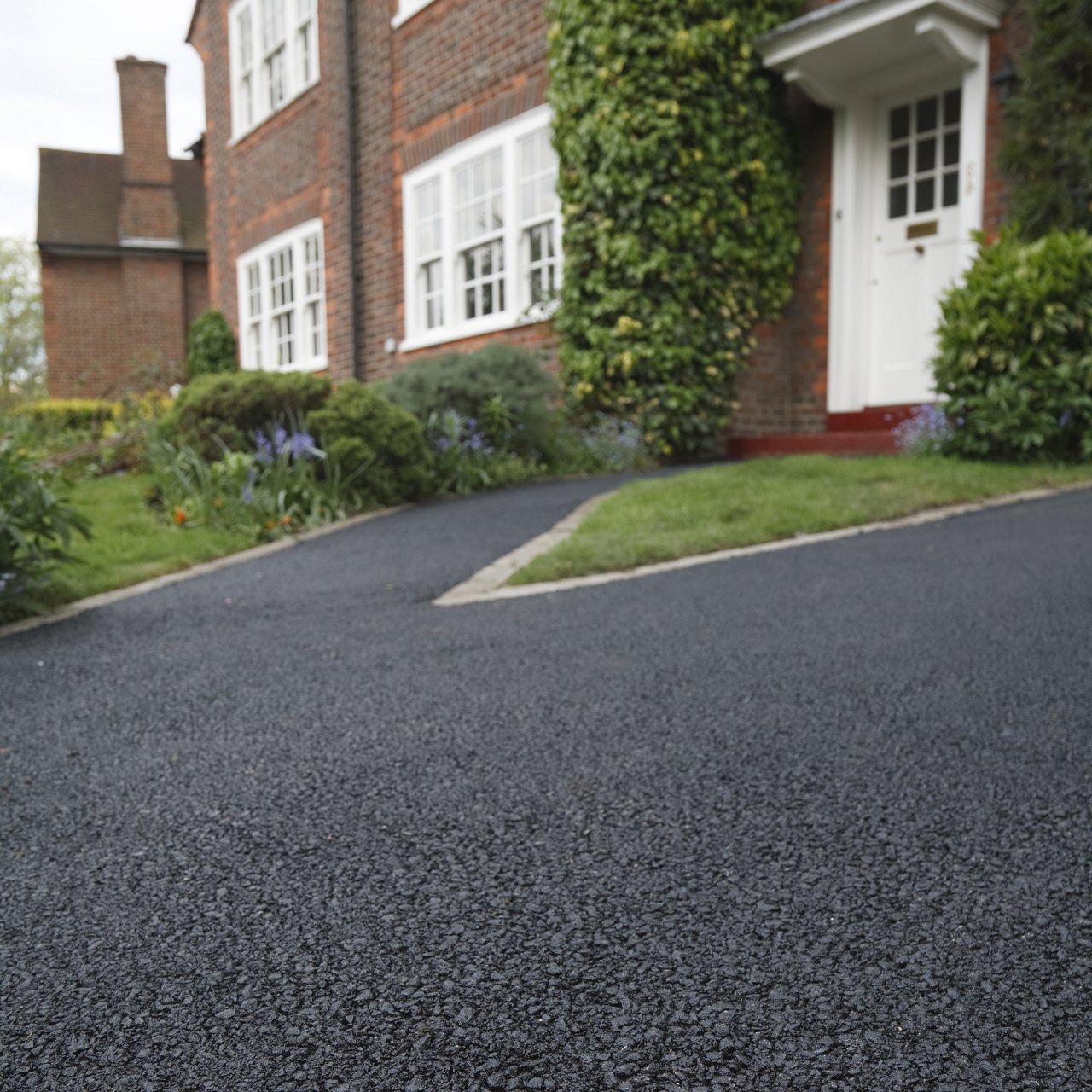 Tarmac parking flooring installation in South London driveway